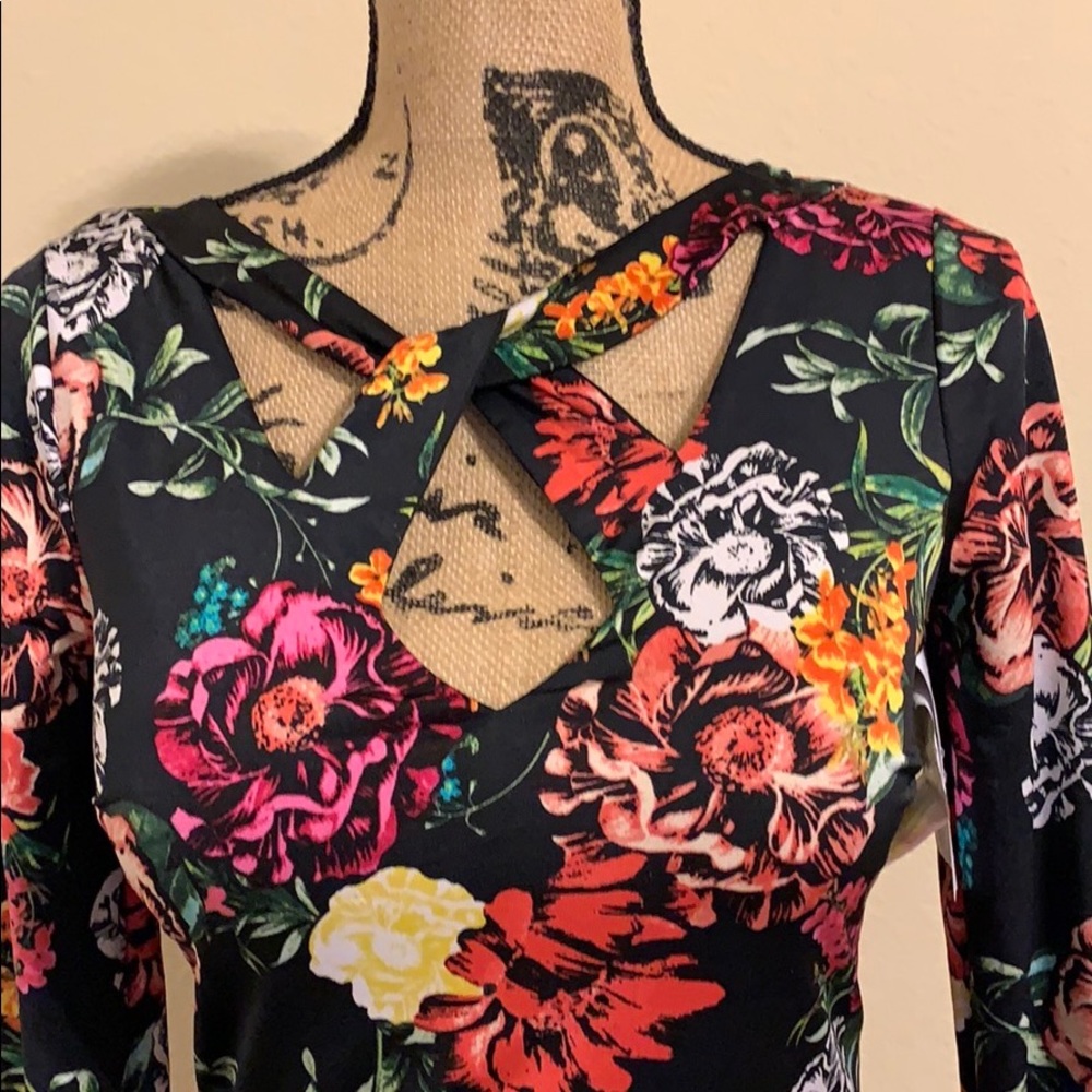 NWT Guess Beautiful, well structured dressy romper. Multicolored 1-28-21 - Picture 8 of 9
